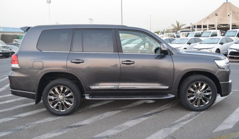 
								Toyota Land Cruiser 2017 Grey full									